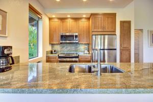 Kuchyň nebo kuchyňský kout v ubytování Wailea Grand Champions Villas - CoralTree Residence Collection