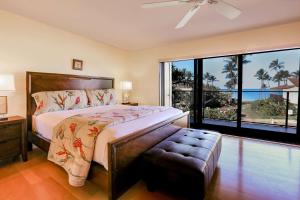 Tempat tidur dalam kamar di Wailea Elua Village - CoralTree Residence Collection