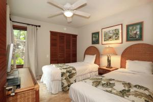 Tempat tidur dalam kamar di Wailea Elua Village - CoralTree Residence Collection