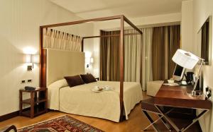 Postel nebo postele na pokoji v ubytování Hotel Del Campo + 37 fotografií