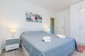 - une chambre avec un lit et 2 serviettes dans l'établissement Apartment Veronika, à Dubrovnik
