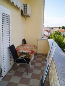 - un balcon avec une table et une chaise dans l'établissement One bedroom appartement with wifi at Zadar, à Zadar