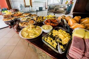 un buffet con muchos tipos diferentes de comida en una mesa en Pousada da praça, en Morro de São Paulo