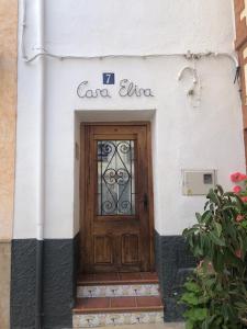 una porta sul lato di un edificio di CASA ELISA a Masdenverge