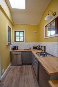 Cucina o angolo cottura di Oak Tree Lodge