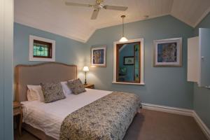 una camera da letto con un letto e un ventilatore a soffitto di Oak Tree Lodge a Rhyll