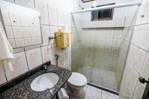 y baño con ducha, aseo y lavamanos. en Pousada da praça, en Morro de São Paulo