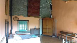 1 dormitorio con cama, mesa y ventana en Al Patio, en Los Loros