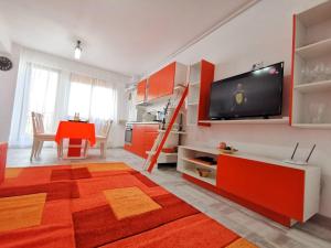 Телевизор и/или развлекательный центр в Orange Apartment-Brilliant Apartments