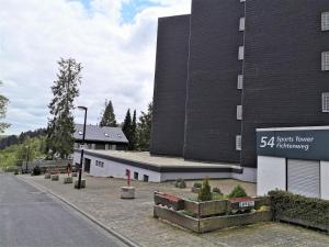 ein Gebäude mit einem Schild, auf dem steht plus Stromerzeugung in der Unterkunft 2minBikepark&Ski - Loft Lotte - bikes lockable in Winterberg