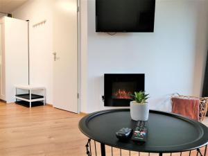 ein Wohnzimmer mit Tisch und Kamin in der Unterkunft 2minBikepark&Ski - Loft Lotte - bikes lockable in Winterberg