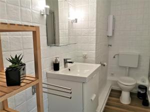 ein weißes Badezimmer mit Waschbecken und Toilette in der Unterkunft 2minBikepark&Ski - Loft Lotte - bikes lockable in Winterberg