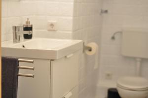 ein weißes Badezimmer mit Waschbecken und Toilette in der Unterkunft 2minBikepark&Ski - Loft Lotte - bikes lockable in Winterberg + 25 Fotos
