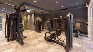 a gym with a bunch of exercise equipment in a room at Alpine Resort Sportalm in Sankt Leonhard im Pitztal