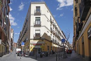マドリードにあるReina Sofía Boutique by Madflats Collectionの市道の白い高い建物