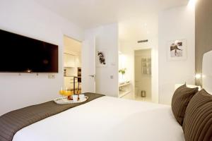 Postel nebo postele na pokoji v ubytování Gran Via Suites