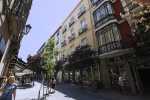 マドリードにあるPlaza del Ángel by Madflats Collectionの通りを歩く人々と建物のある通り