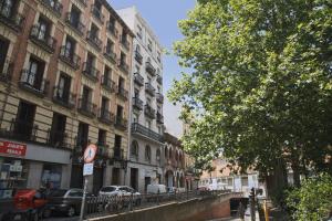 une rue dans une ville avec des bâtiments et des voitures dans l'établissement Isabel by Madflats Collection, à Madrid