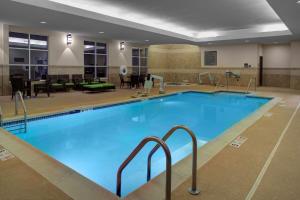 una gran piscina en una habitación de hotel en HYATT House Shelton, en Shelton