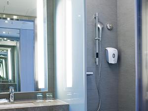 Bilik mandi di Holiday Inn Express Hong Kong Mongkok by IHG