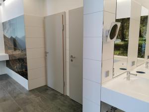 La salle de bains est pourvue de 2 lavabos et de 2 miroirs. dans l'établissement Camping HOCHoben, à Mallnitz