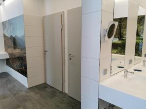un bagno con due lavandini e due specchi di Camping HOCHoben a Mallnitz