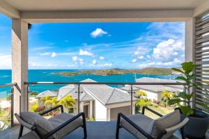 EgmontJade Condo Suite Grenada的从房子阳台上看到的海景