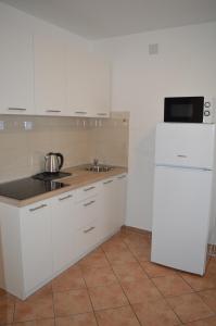 Kuchyňa alebo kuchynka v ubytovaní Apartmani Sidro