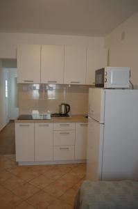 Kuchyňa alebo kuchynka v ubytovaní Apartmani Sidro