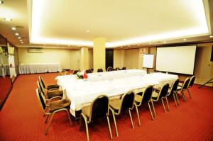 a large conference room with a large table and chairs at Silivri Park Hotel in Silivri