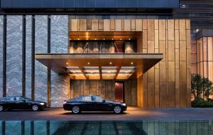 two cars parked in front of a building at Park Hyatt Hangzhou in Hangzhou