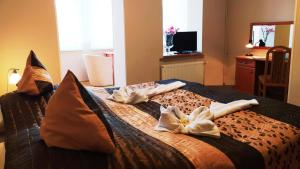 a bed with two towels on top of it at Hotel Restauracja Kwisa 1 in Świeradów-Zdrój