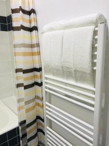 Koupelna v ubytování COMFY APARTMENT - Free Private Parking,AC,Wi-Fi