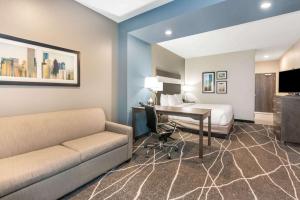Ein Sitzbereich in der Unterkunft La Quinta Inn and Suites by Wyndham Houston Spring South