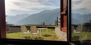 Foto da galeria de Il Nido - Delizioso alloggio presso il centro con vista spettacolare e giardino em Sauze dʼOulx