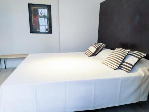 Un pat sau paturi într-o cameră la Alte Schule Gästehaus - Fräulein Apartment
