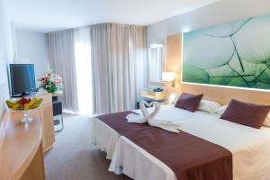 Een bed of bedden in een kamer bij Hotel Sahara Playa