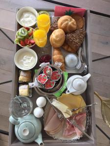 אפשרויות ארוחת הבוקר המוצעות לאורחים ב-pipowagen/paardentram