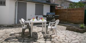 a white table and chairs on a patio at Appartement avec Terrasse in Périgueux