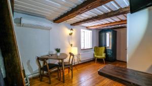 Un comedor con una mesa y sillas en una habitación. en Blacksmith Old Town Apartments, en Tallin