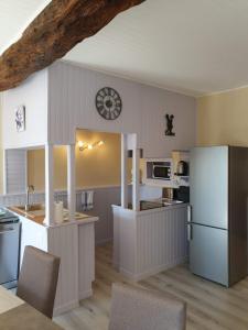 cocina con electrodomésticos blancos y nevera blanca en Gîte MARIUS en Druillat