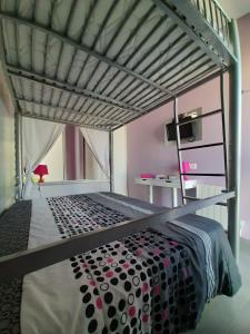 1 dormitorio con 1 litera de metal y TV en CLOS DE L'OCEAN 2 - maison 3 chambres à 300 m de la plage en Saint-Jean-de-Monts