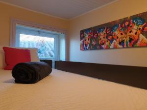 um quarto com uma cama com uma grande pintura na parede em Gîte MARIUS em Druillat
