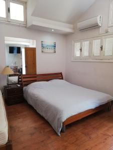 sypialnia z dużym łóżkiem i biurkiem w obiekcie Swallows Nest w Larnace
