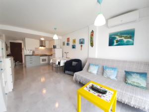 un soggiorno con un divano e un tavolo di Apartamento Tropicana a Denia