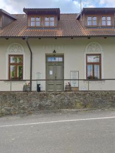 a building on the side of a road at Hostinec u Zámečku Klokočov in Klokočov