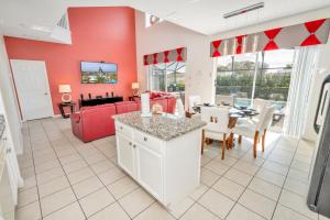 Dapur atau dapur kecil di Disney Dream with Hot Tub, Pool, Xbox, Games Room, Lakeview, 10 min to Disney, Clubhouse