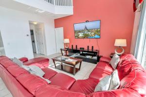 Televisyen dan/atau pusat hiburan di Disney Dream with Hot Tub, Pool, Xbox, Games Room, Lakeview, 10 min to Disney, Clubhouse