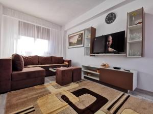 ein Wohnzimmer mit Sofa und Fernseher in der Unterkunft VIP Apartment-Brilliant Apartments in Constanţa + 15 Fotos