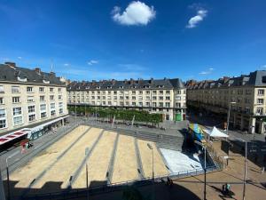 una grande piazza nel mezzo di una città con edifici di UMAN, Un Monde à Nous, HYPER CENTRE ad Amiens
